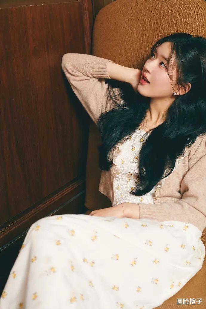 女孩 赵露思大晒写真美照，吊带裙配小开衫，笑容甜美感染力强