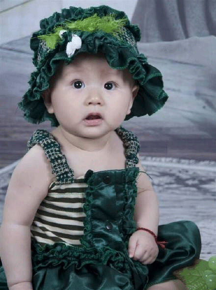 裴佳欣|12岁裴佳欣和女星合影,美得不落下风,但儿时才是真好看