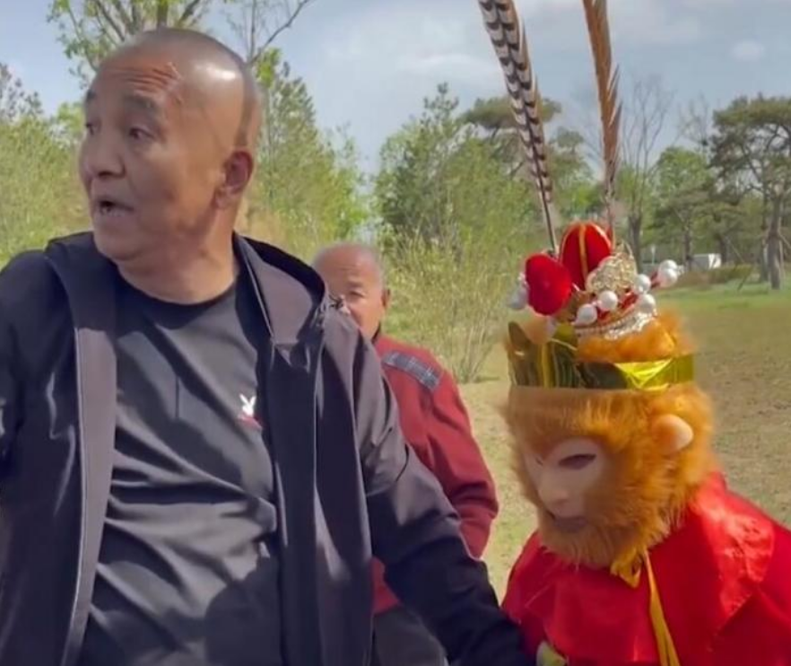 前方社会冲锋号 再现强买强卖!太原一男子景区中扮孙悟空强制游客合影20元1张,遭好心大爷怒怼“你算啥明星?”