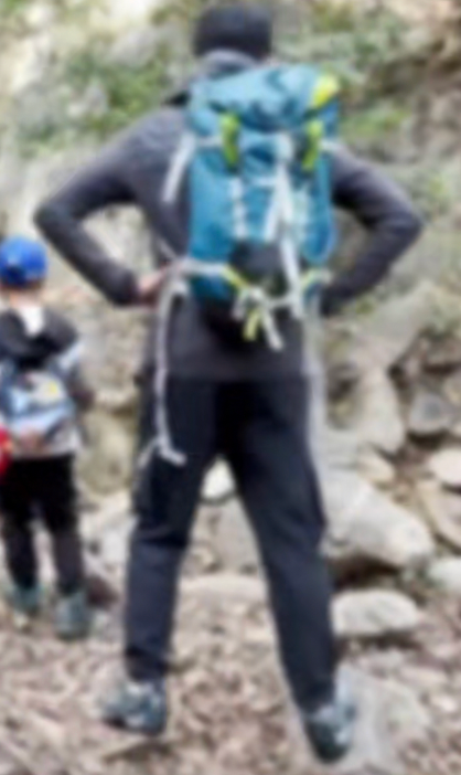 周冬雨|关悦一家五口郊区爬山!山路湿滑孩子险滑到,一旁佟大为牢牢抓住