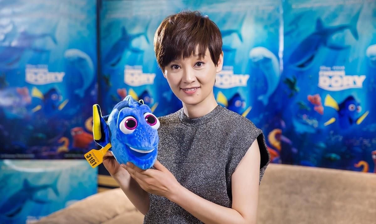 方脸妹说时尚|公开露面新戏首映礼,老谋深算徐帆穿红裙脱颖而出,居C位抢风头