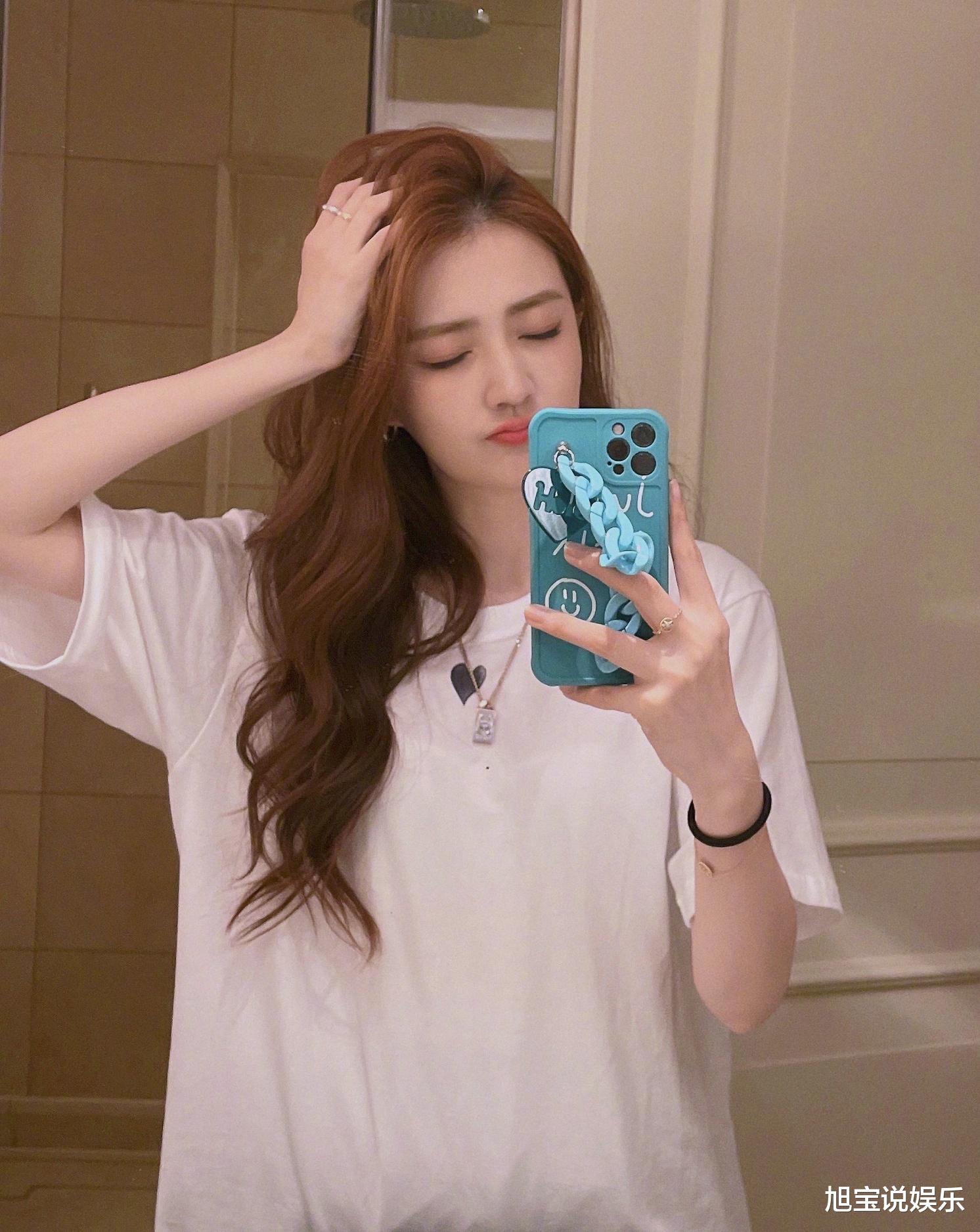 聚会|徐璐吉他弹唱笑到岔气，台前安静甜美，幕后魔性搞笑