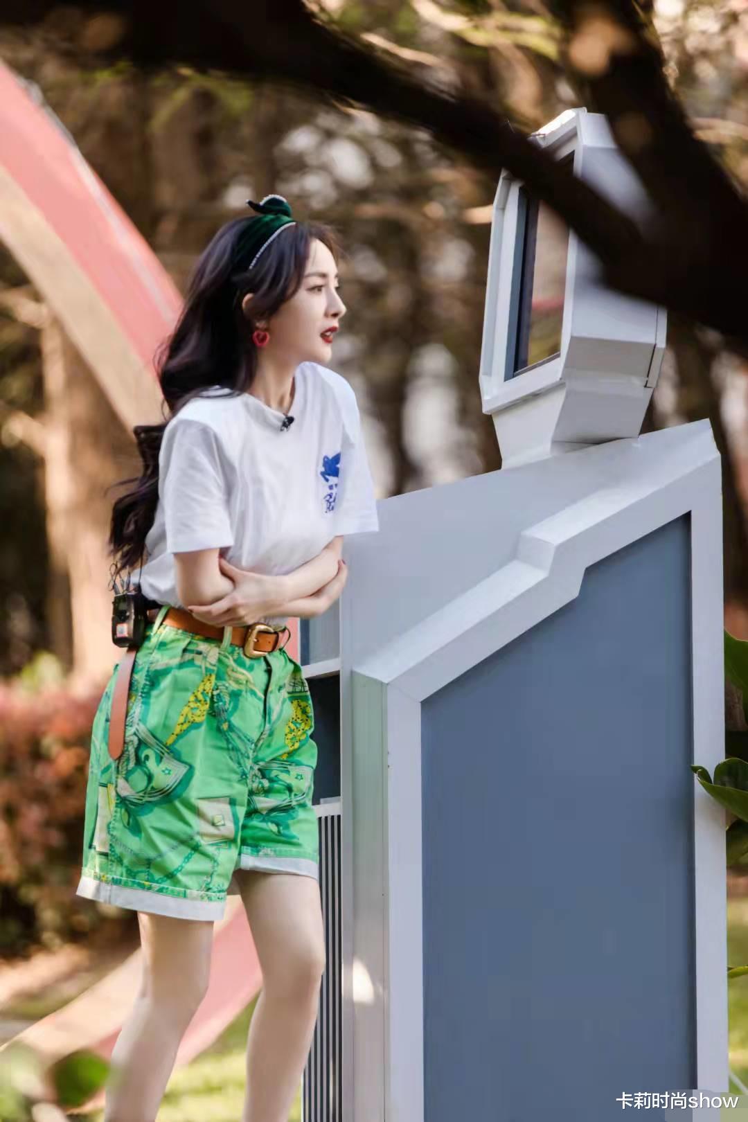 卡莉时尚show 杨幂为显腿长拼了，穿羊毛开衫配吊带小短裙，不知道是冷是热