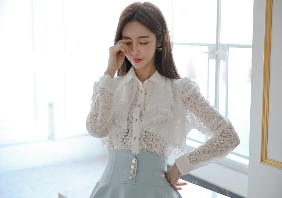 孙允珠|2021最新孙允珠时尚写真：波光碧影花簇青蓝少女百褶裙