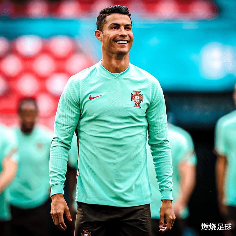 C罗 变天！曝瓜帅或联手C罗，曼城送出2球星交易，愿给3100万年薪