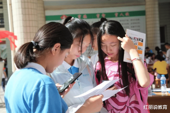 |毕业后的文科生和理科生，谁捧上的铁饭碗概率更大？答案很明显