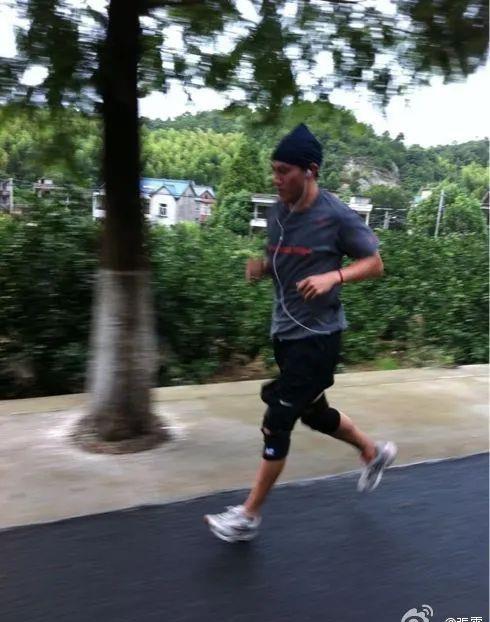 跑步 45岁张震为还原绝症形象,3个月减重25斤,每天健身跑步吃沙拉
