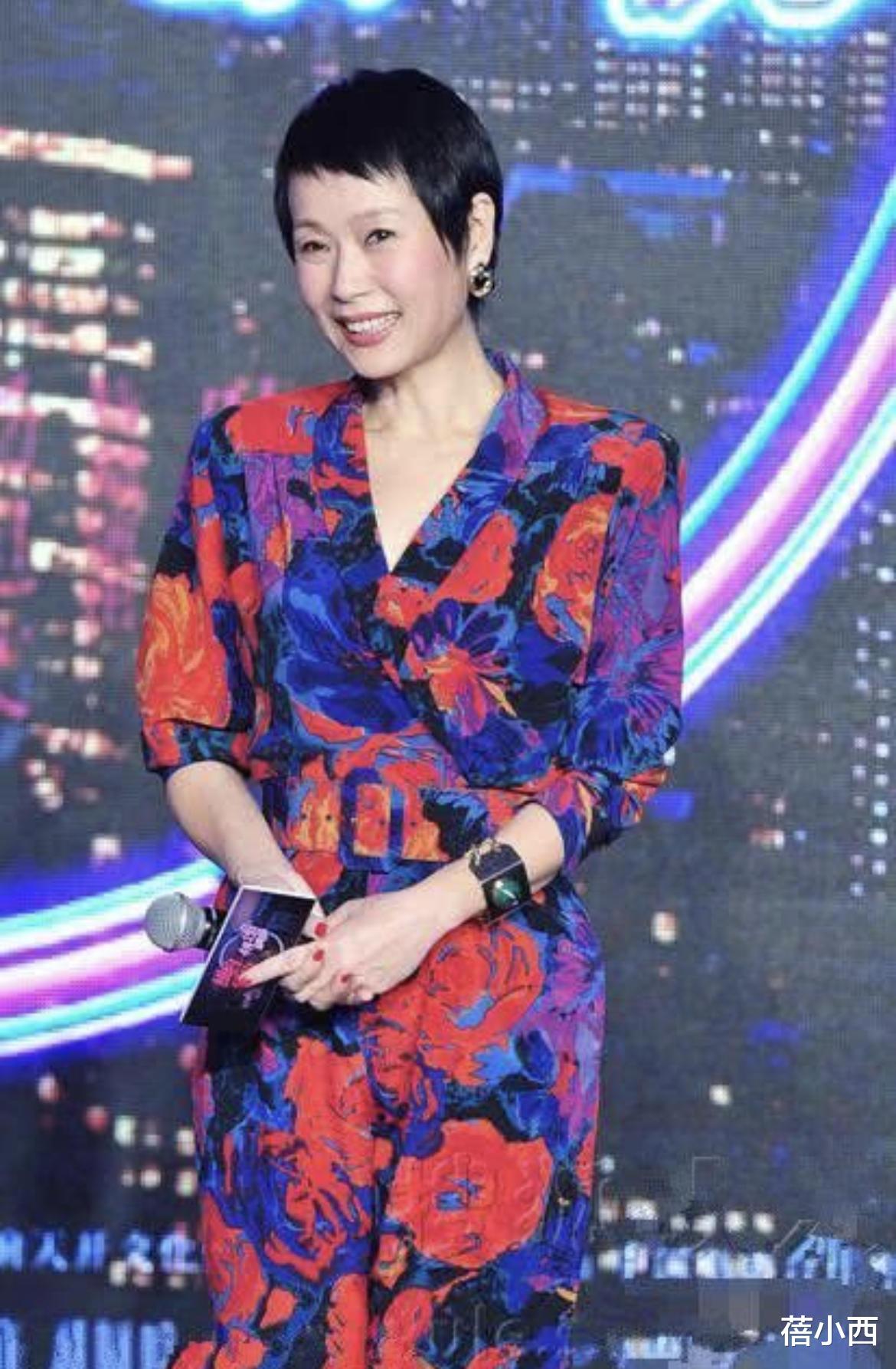 欧阳娜娜|63年的叶童越活越少女了！一身挂脖连衣裙时髦性感，美回了30岁