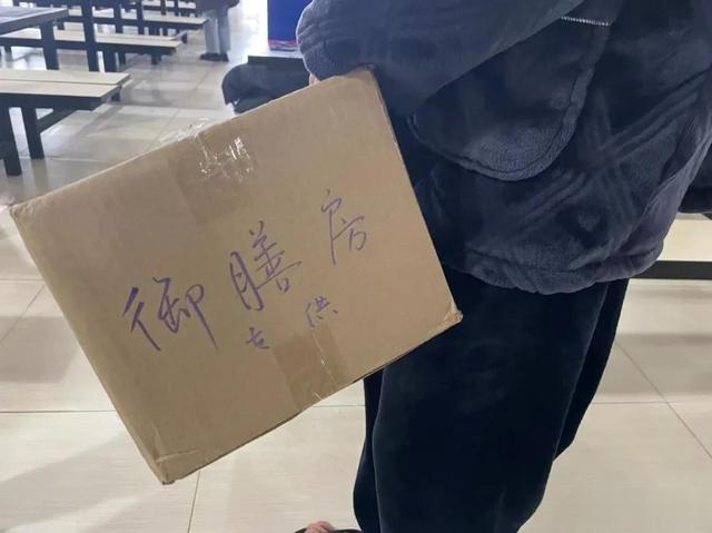 上海市|高校禁止堂食，学生的“饭桶”亮了！网友直呼：可可爱爱