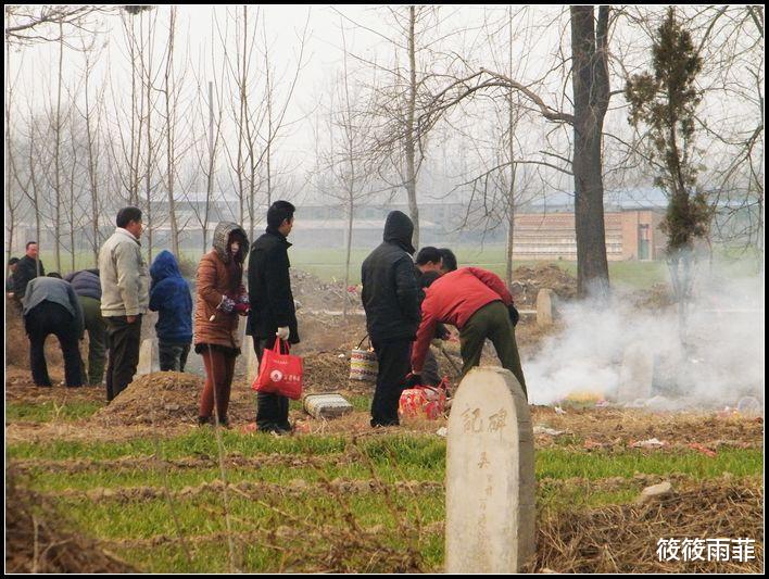 筱筱雨菲|上坟的贡品被流浪汉吃了,家人说可以拿走或直接吃掉,有道理吗?
