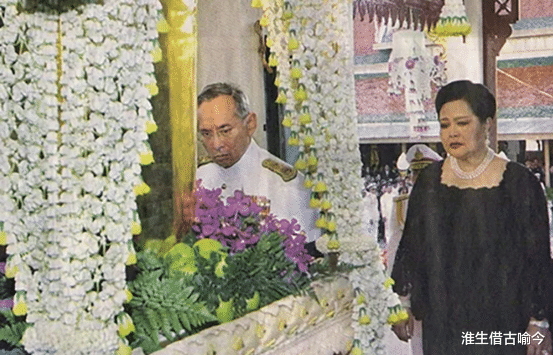 乌汶叻|白发人送黑发人！泰国美后诗丽吉送别外孙，含泪趴地跪拜王子画像