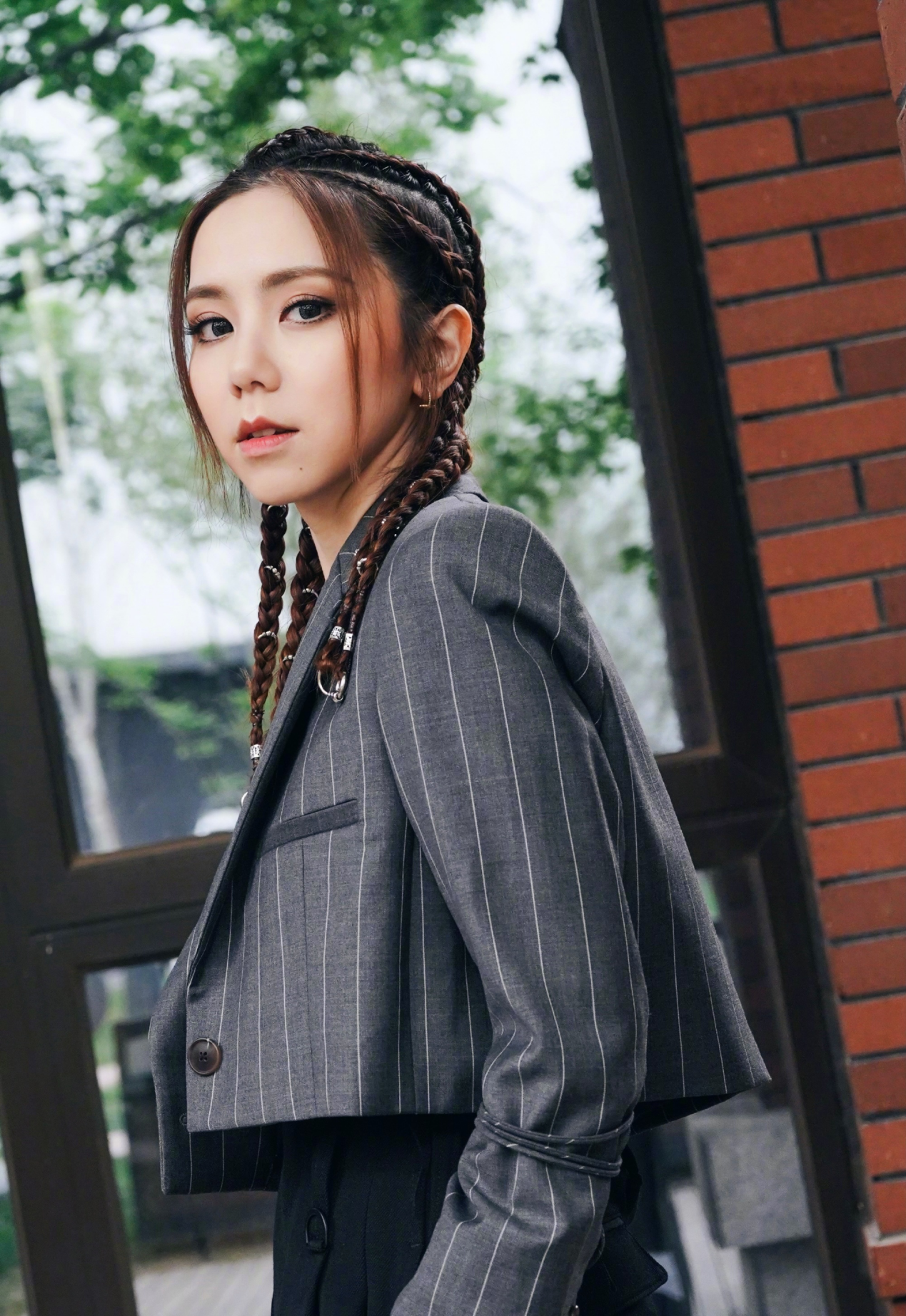 时尚圈的奇葩大喵|大骨架女孩竟然赢了纸片人？瘦成柴撑不起造型，上镜瞬间就被淹没