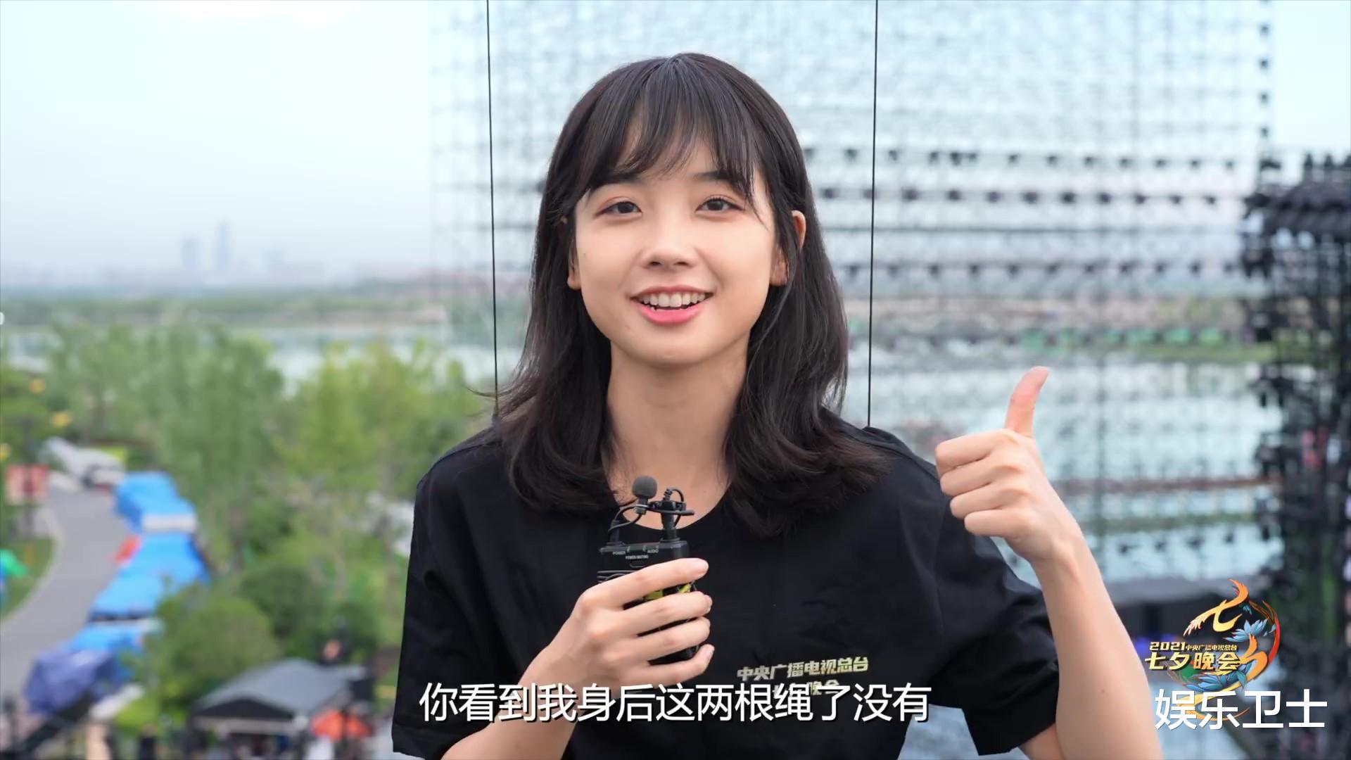 王冰冰|央视王冰冰七夕晚会吊威亚，天外飞仙式出场好美好可爱，怼脸拍清纯养眼