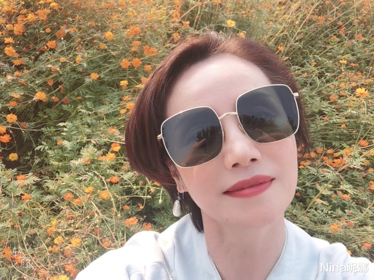 徐俐|央视主持徐俐退休好惬意,穿个性卫衣回农村自拍似女星,头戴黄花颜值高