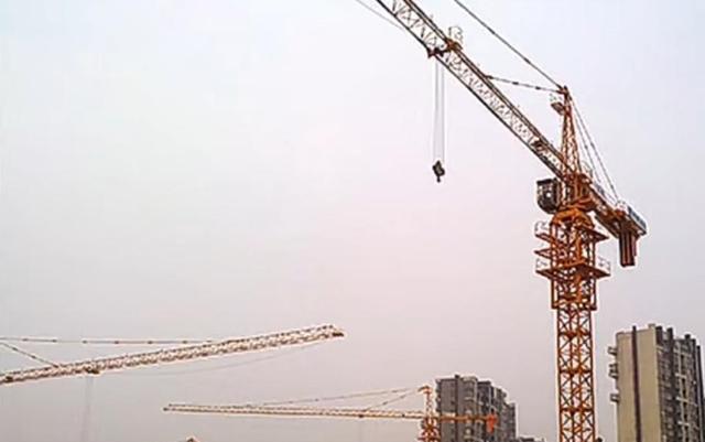 徽州 网红从100米高塔吊坠亡，两女儿才上幼儿园，骨灰盒进不了家门