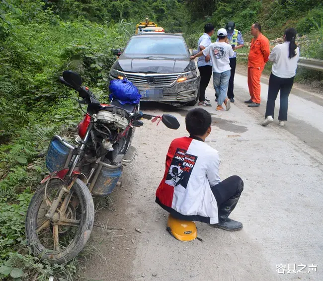 驾驶 广西乡间小道两车相撞 幸有头盔救了命