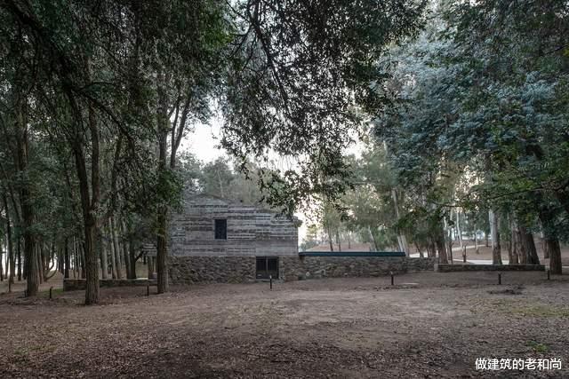混凝土|顺应场地高差，面向湖景：这个住宅看起来旧旧的，内部却光影斑驳
