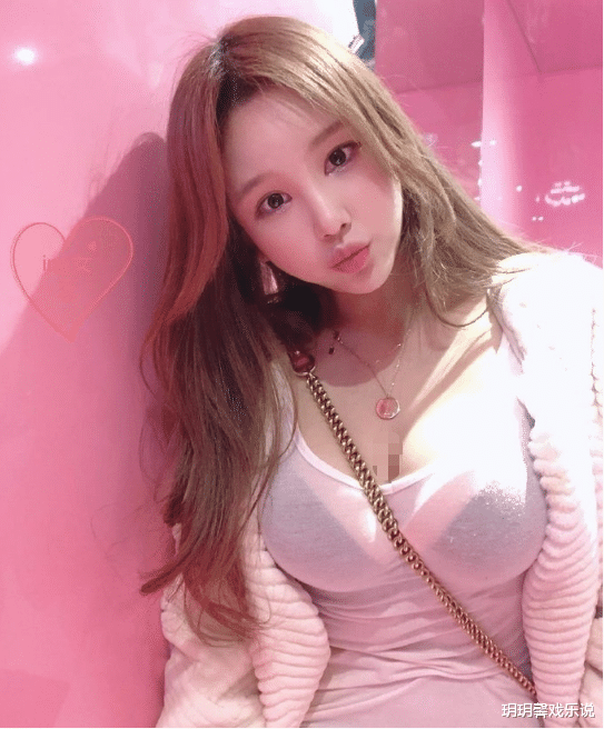 |小姐姐说这儿池塘里的鱼特别多，又好钓。但是小姐姐你这样穿的我都没心思钓鱼了哈哈哈哈。