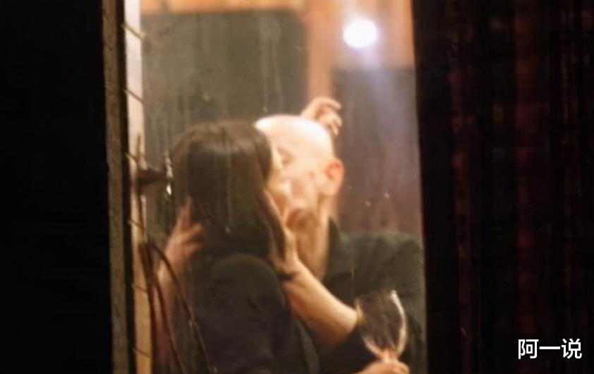 赵薇|赵薇和葛优被拍“亲嘴照”，葛优赶紧解释：我俩只是在说悄悄话