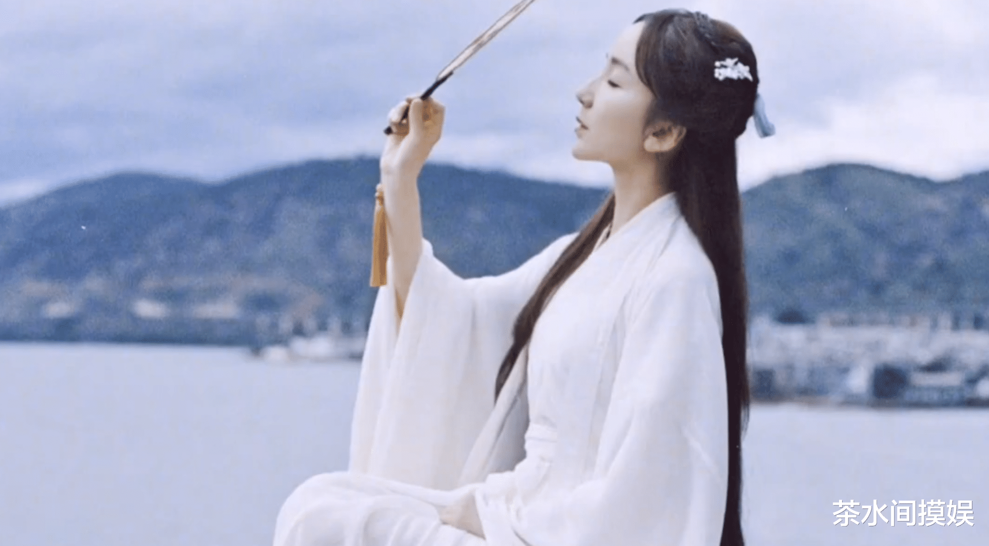 娄艺潇|明星红毯抢镜花招多：有人脱手套秀美甲，有人捧碗走红毯