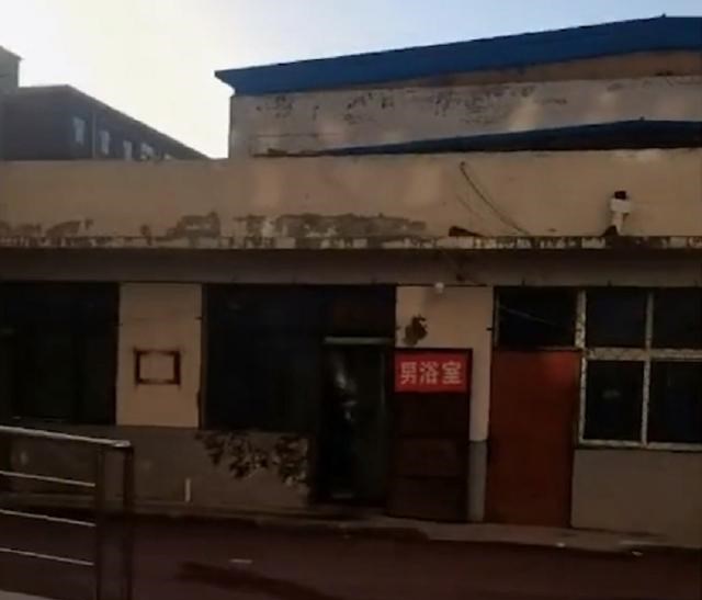 河北一学校女浴室豪华气派,随后镜头一转,看到男浴室后网友乐了