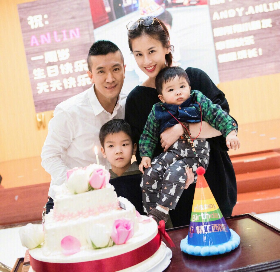 黄圣依|黄圣依拍亲子照被小儿子亲不停，杨子为其戴皇冠，安迪未出镜惹人心疼