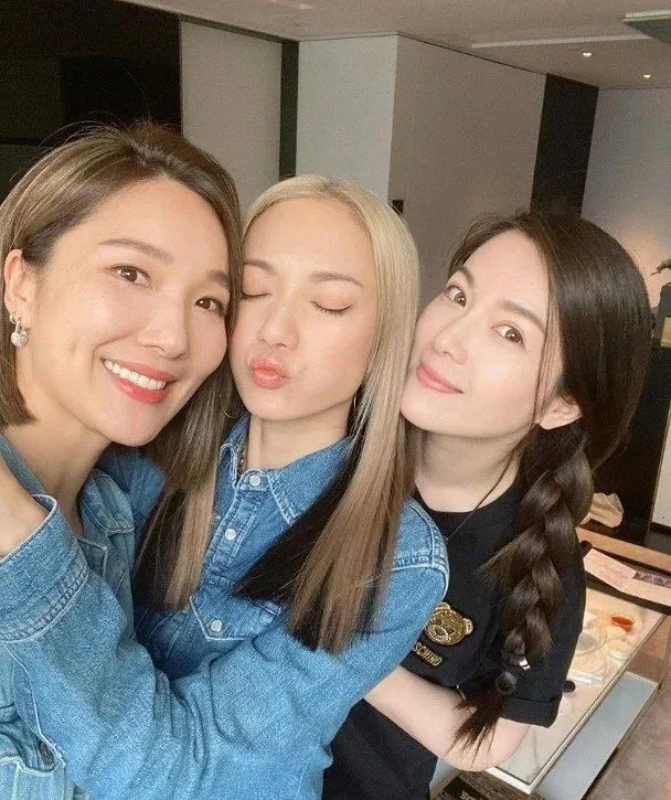 苟芸慧|世纪恋崩了!各玩各还装恩爱,4胎也不生了?