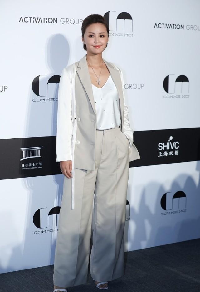 白小白的衣橱|袁弘真黏着张歆艺,身子歪的感觉快站不住了,张歆艺却挺稳重的