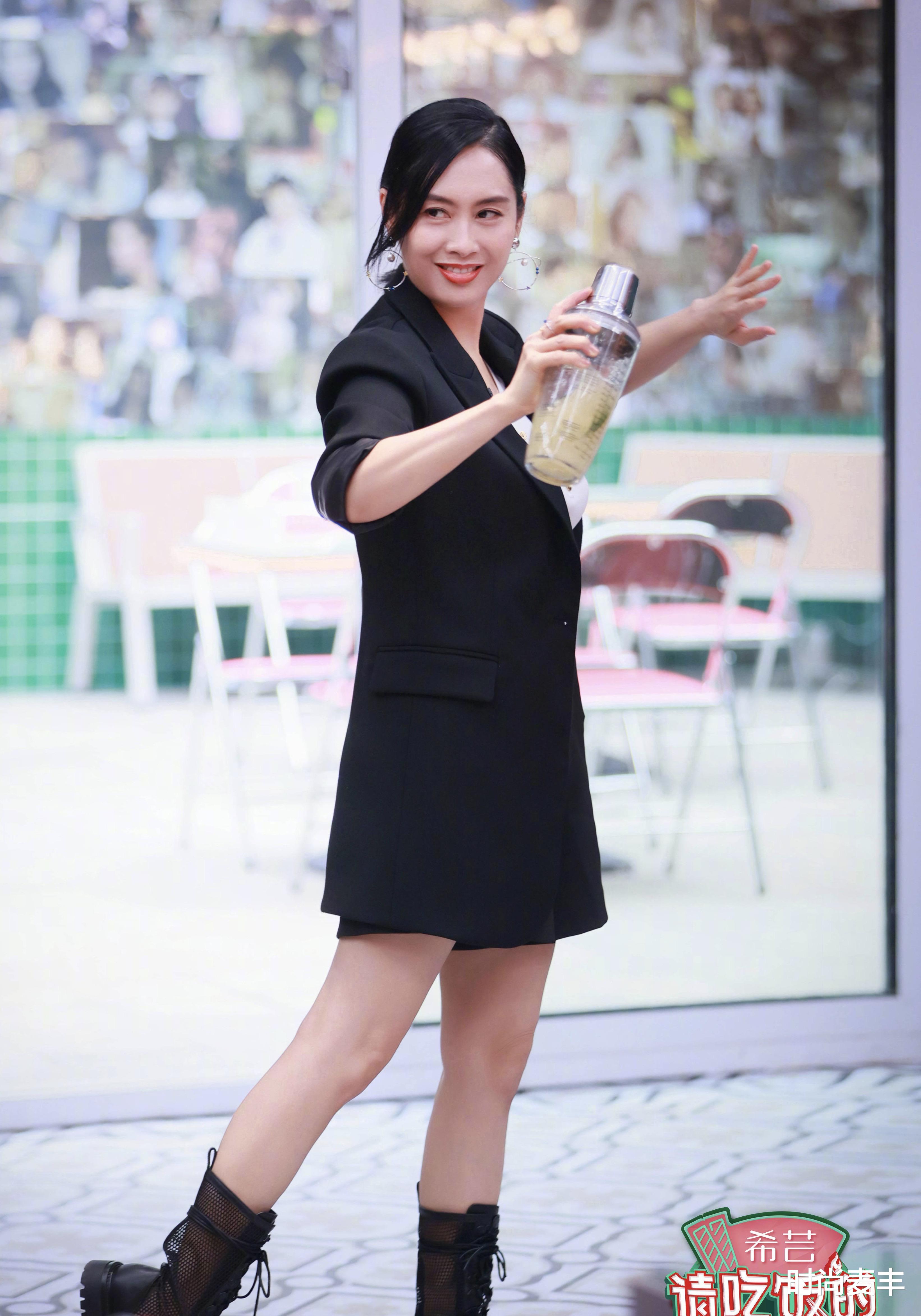 时尚麦丰|朱茵录制《请吃饭的姐姐》，军绿色露肩连衣短裙，魅力不减当年