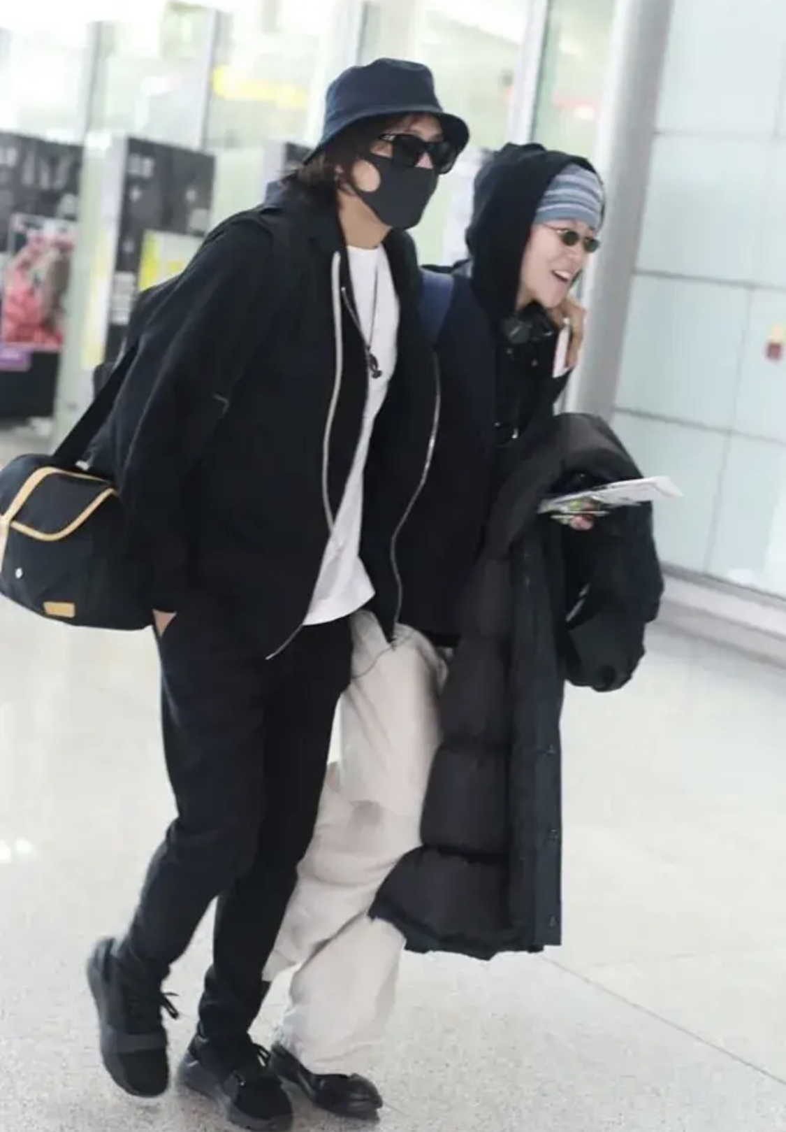 陈坤|窦靖童和陈坤同框，两人同穿黑色并肩前行，有种好兄弟的即视感