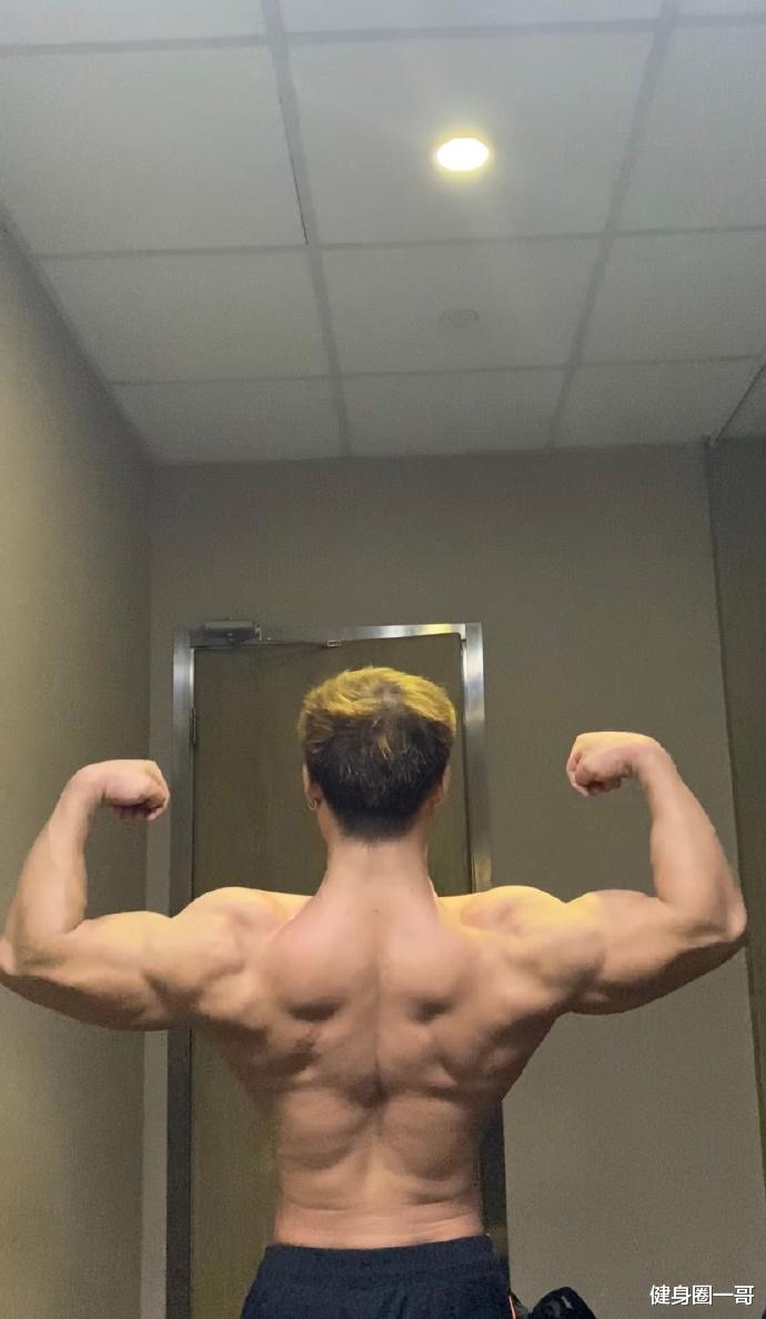 健身圈一哥 胸肌壮如牛，腹肌像搓衣板，麒麟臂爆青筋，28岁健身教练棒棒哒！