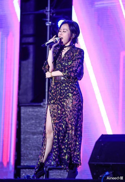 张靓颖|张靓颖有成熟女人的气质了，短发穿薄纱裙挺大方，身材不瘦但匀称