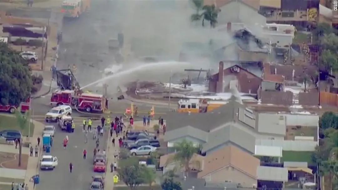 飞机 突发!一飞机撞上居民楼坠毁