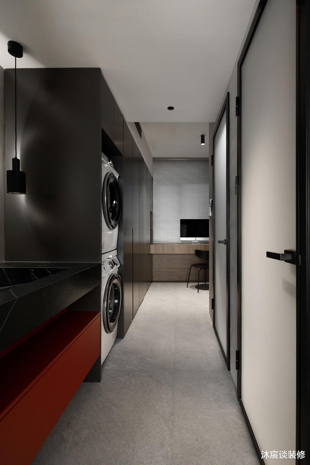 她家除了卫生间留门,改成大套间,选择微水泥与原木,高级又温馨