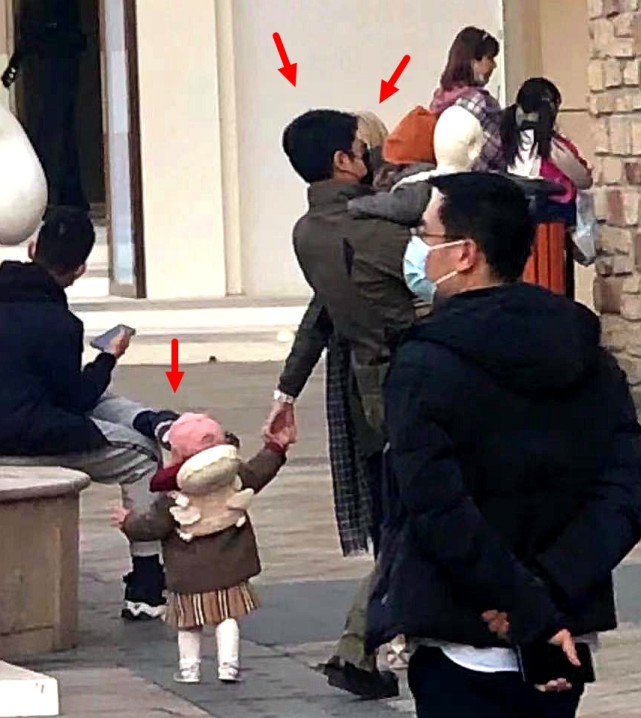 撒贝宁|撒贝宁一家四口露面，一岁龙凤胎首度曝光，女儿穿千元名牌童装尽显宠爱