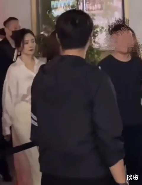 杨幂|杨幂拍片被偶遇，穿简单衬衫大展傲人上围，网友：p都不敢这么p