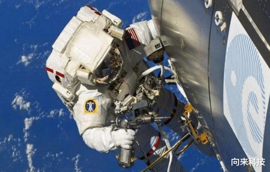 太空 宇航员在太空之中出舱，如若失去重力无法返回飞船，会发生什么？