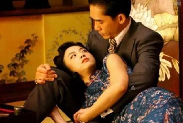 李沁|曾经跟梁朝伟假戏真做的汤唯，最新红毯太放得开，比舒淇厉害