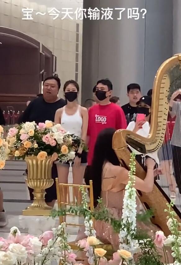 王思聪|王思聪带美女参加婚礼，用手机拉近镜头细看伴娘，和女伴互翻白眼