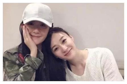 李小冉|李小冉发育猛烈，穿旗袍身材力压杨幂，凹凸感十足