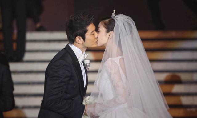 Angelababy|Baby资源大降级？半蹲给新人端水果，目前积极求和与黄晓明关系！