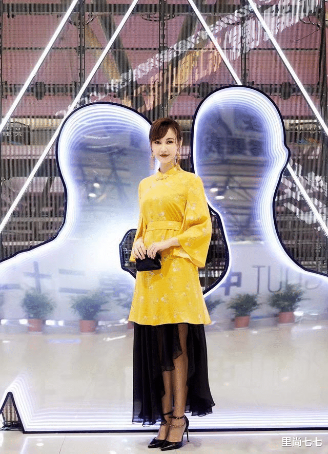 里尚七七|郭晶晶出席中华文化活动，穿旗袍站C位，换发型脸变圆润好富态