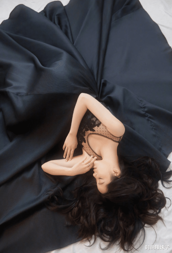 欧阳娜娜|欧阳娜娜放不开，穿抹胸裙还得加层薄纱，谁知潮到我没话说