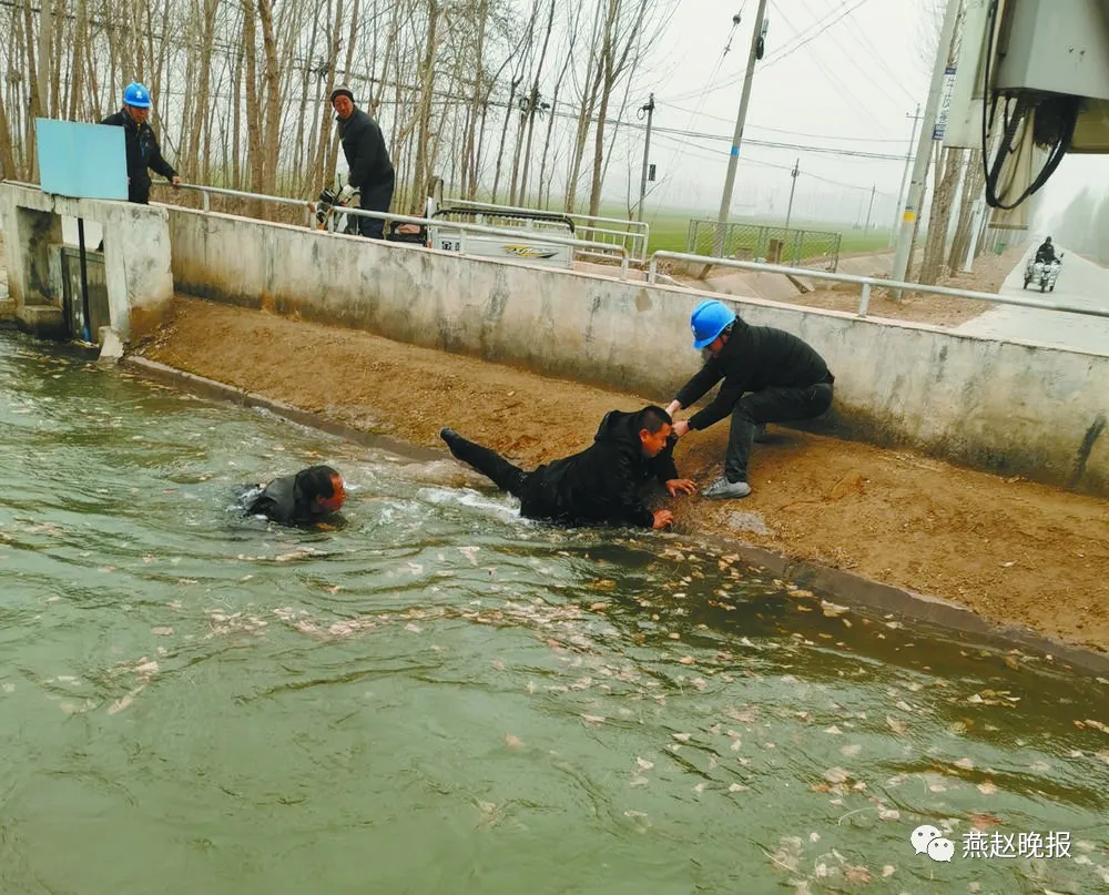 石家庄日报客户端 危险！老人跌落水流湍急灌渠 幸运！四职工拼力将老人救出