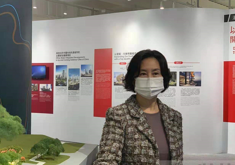 外套|何超琼忙到懒得穿搭！烫卷发穿粗呢外套难掩贵气，女强人气场全开