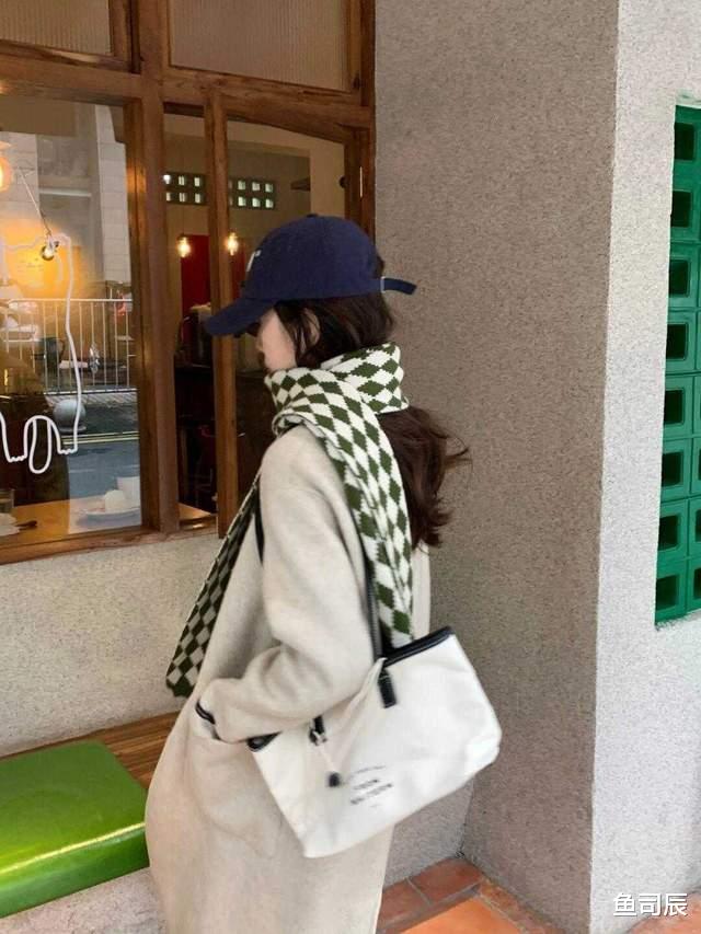 鱼司辰 降温后,如何穿才保暖又时髦?看完这几个技巧,照着穿也很有气质