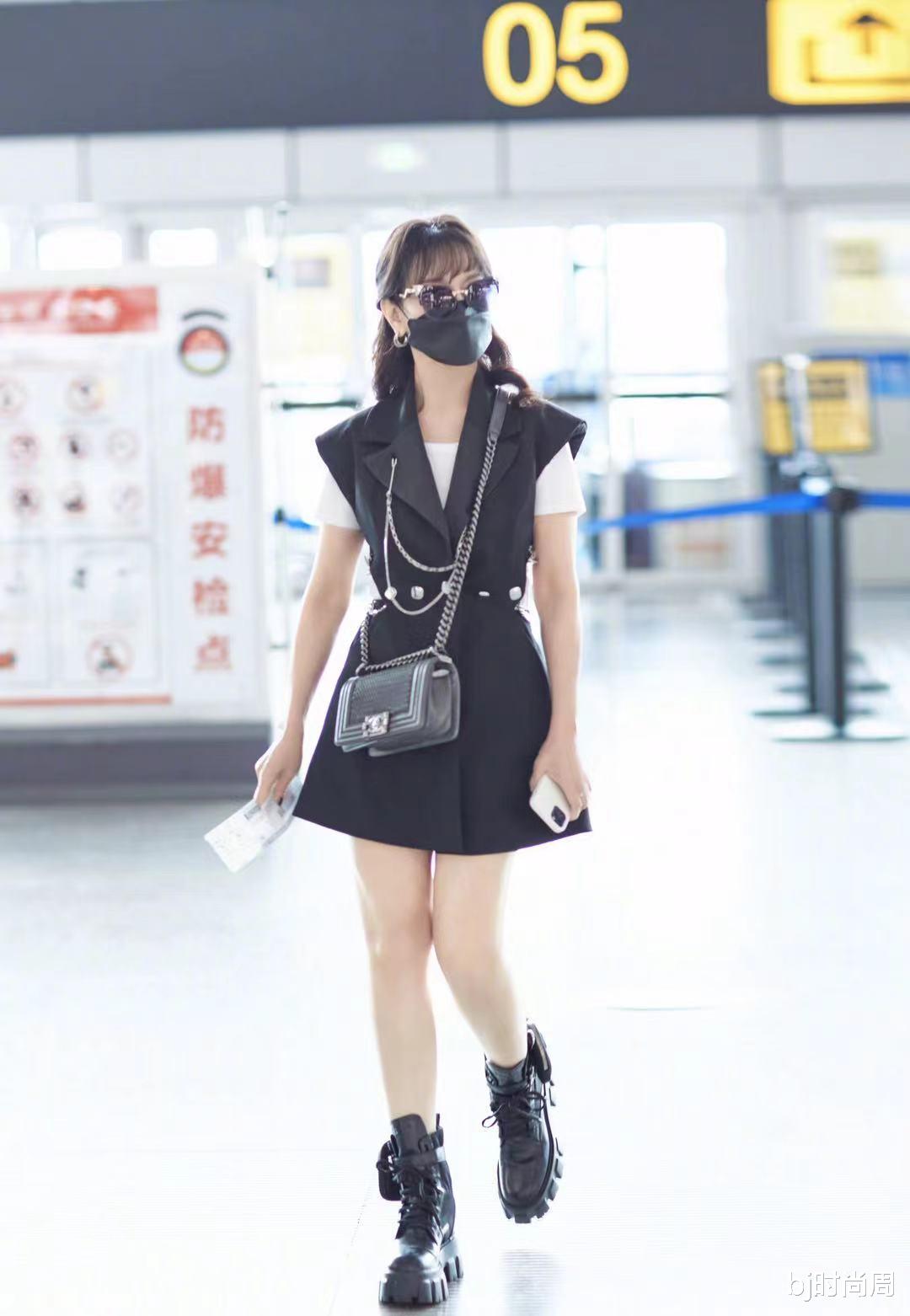 bj时尚周|减龄女神非赵雅芝莫属，黑色马甲连衣裙搭配t恤显小，还很养眼