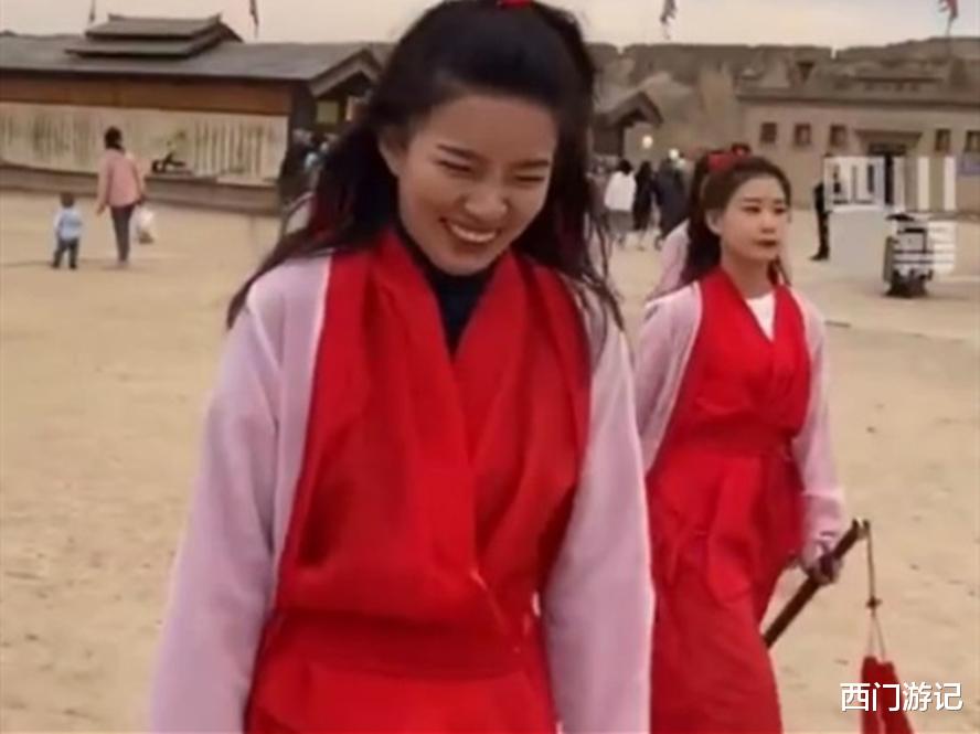 赵丽颖|景区“紫霞仙子”成堆！80%红裙宝剑，网友：撞衫撞得头疼