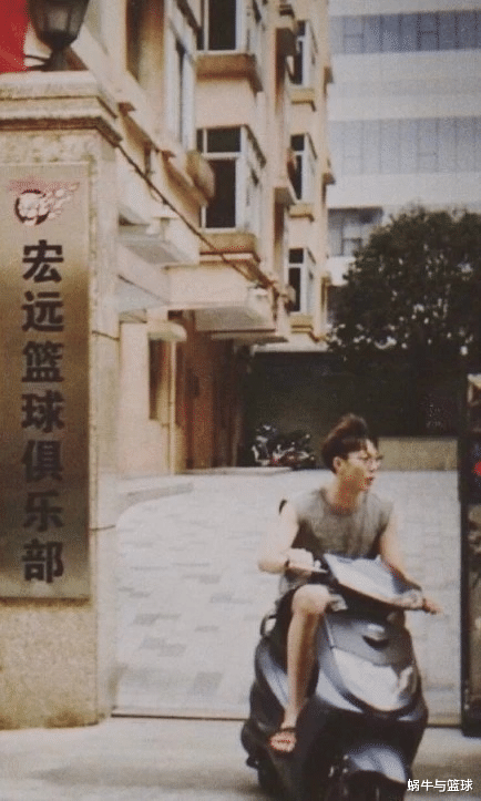 胡明轩|胡明轩在CBA赚了多少钱，他为什么不买汽车，而是骑电动车？