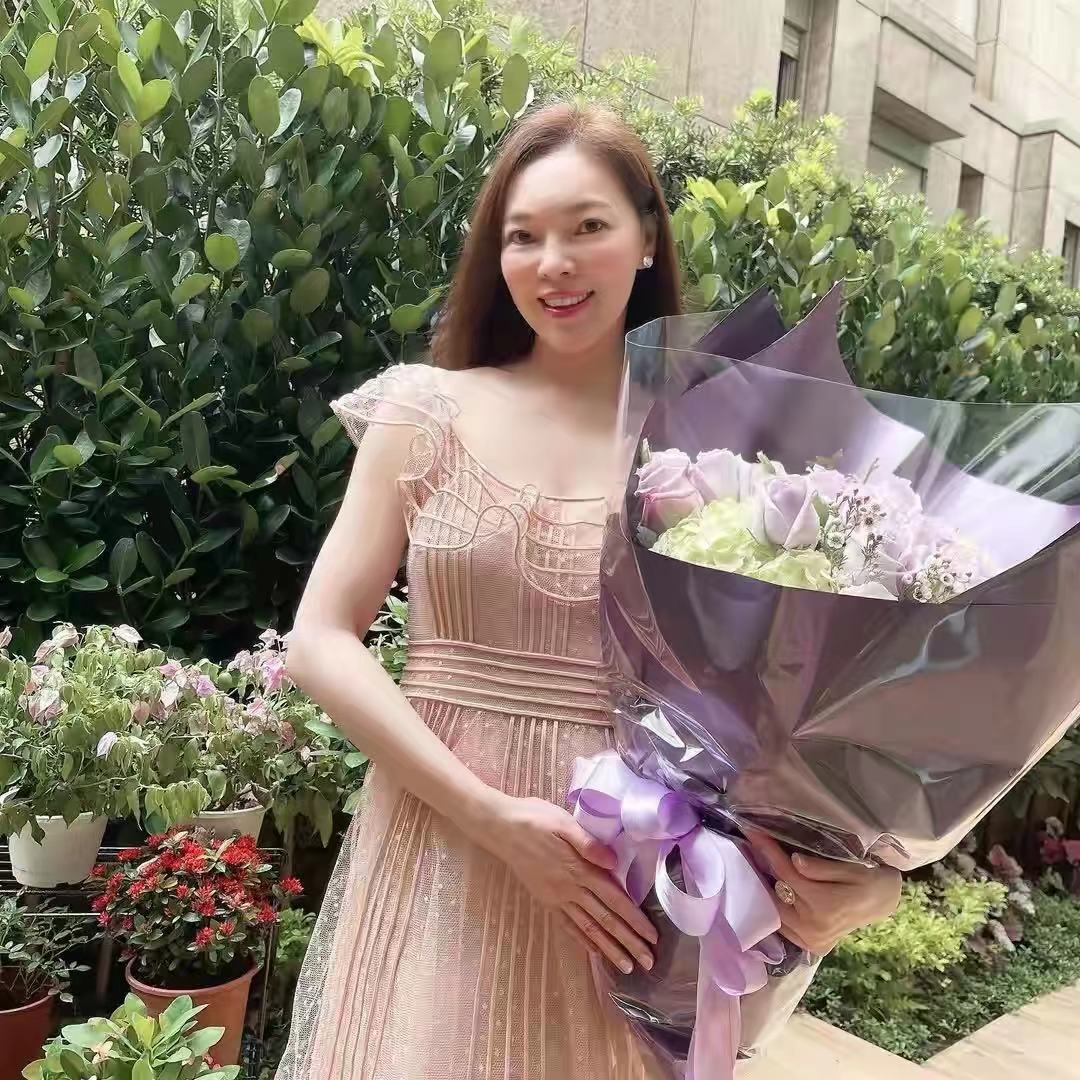 加菲猫说时尚|富士康老板娘庆13年婚姻！被郭台铭搂入怀一脸娇羞，他71岁还想生四胎，太拼